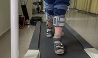 Die Beine einer Person, die sich auf einem Laufband fortbewegt.