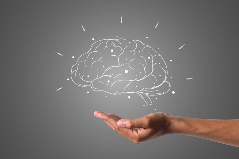 Cerveau Une main se tient en-dessous d'un cerveau dessiné