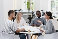 Groupe de personnes assis autour d'une table