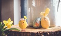 Osterdekorationen auf einer Holzplatte