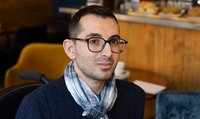Portrait de Fabio, il regarde à sa gauche