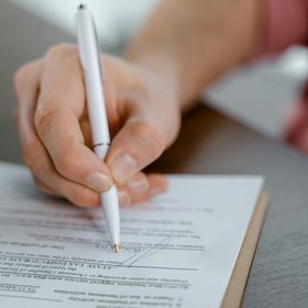 Succession Main signant un document