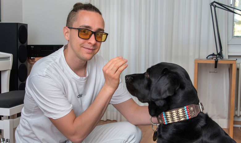 Fokusthema «Tiere und Natur» Ein junger Mann und ein Hund